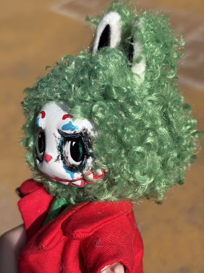Inside the newly shown sealed blind box resides a fresh surprise: the second-generation handcrafted clown vinyl doll - Image 1