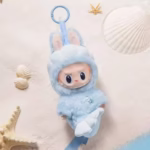 Sweetened by the bubble magic of the carousel, the limited-edition Fish Tail Lion Vinyl Doll is the star of the new LABUBU travel: a little carnival in plush form - Image 2