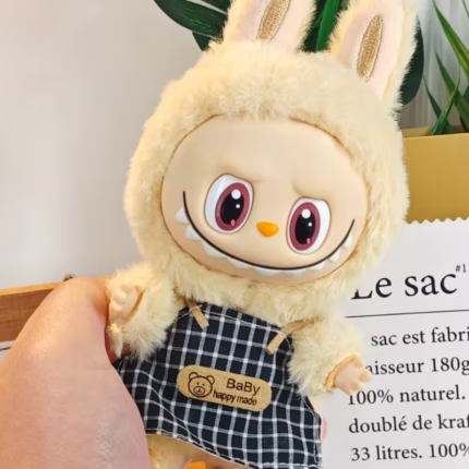 Meet the petite 17cm Labubu plush kitchen pup who’s ready to become every tiny chef’s “sous-fur.” Gift this cutie an entire culinary wardrobe